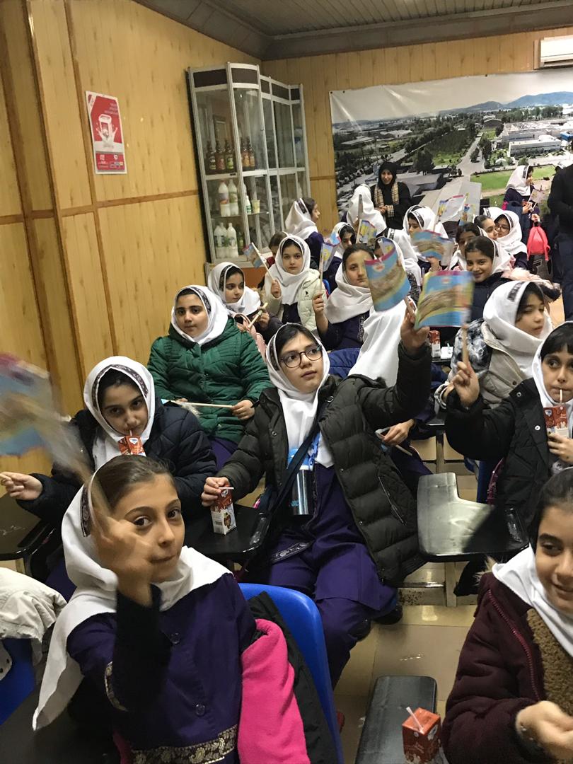 بازديد دانش آموزان پایه چهارم دبستان باران اندیشه از كارخانه توليد شير پگاه گيلان